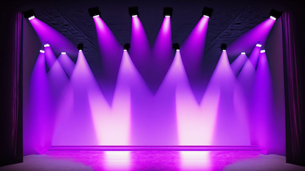 紫色にライトアップされたステージ