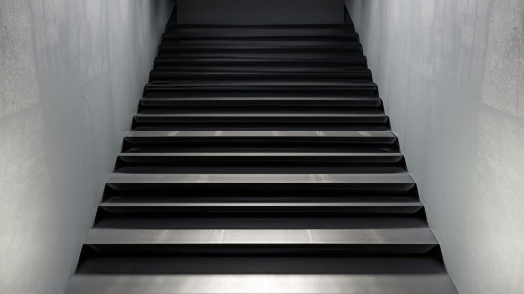 黒い階段