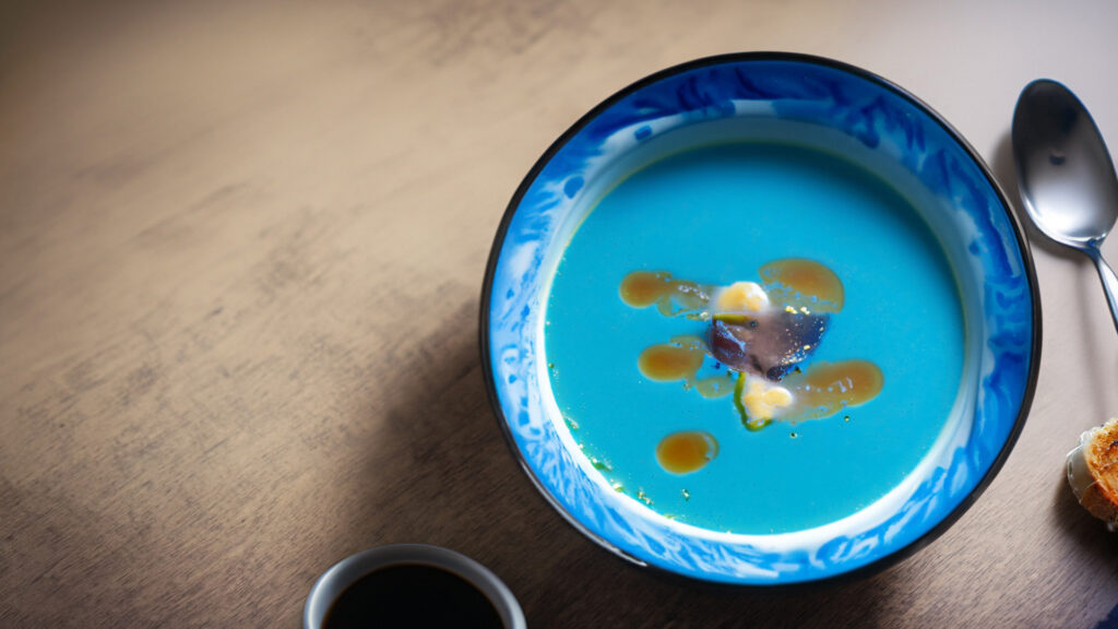 真っ青な毒入りスープ
