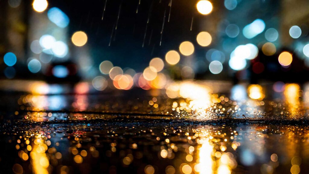 雨の滴る道の地面