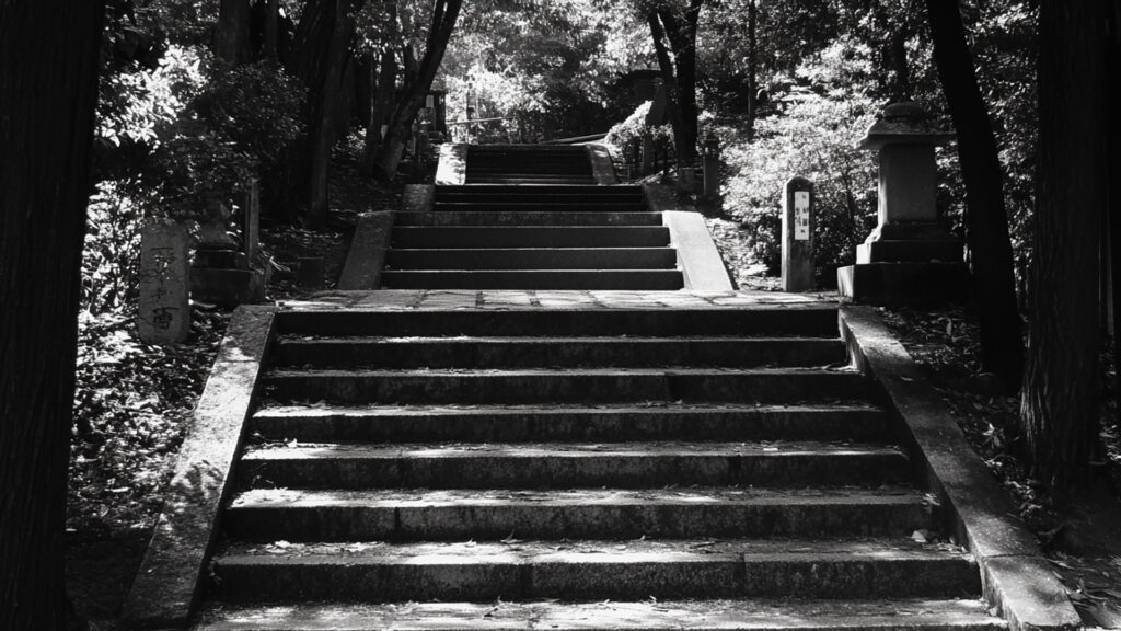 怪しげな神社の階段