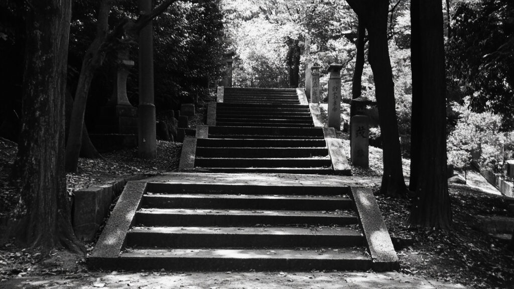 怪しげな神社の階段