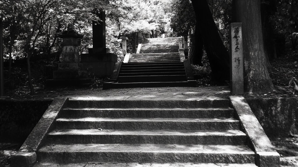 怪しげな神社の階段