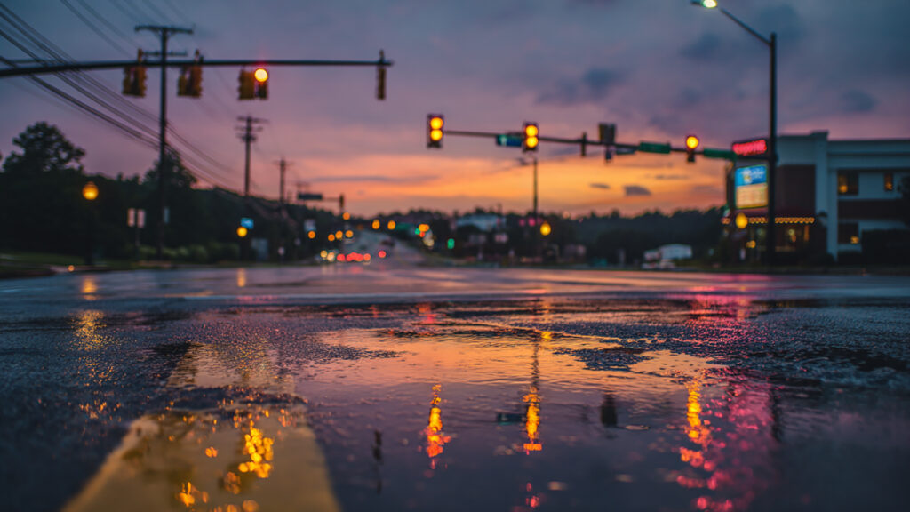 雨の交差点・夕暮れ