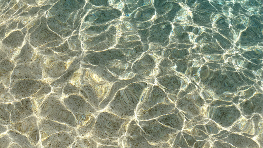 透明感のある浅瀬の水面テクスチャ