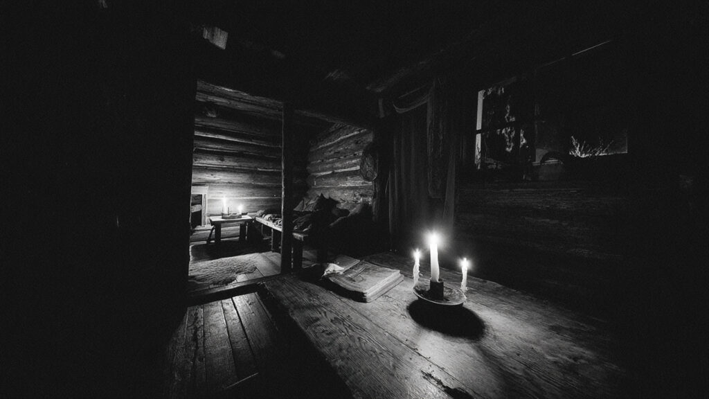 蝋燭だけの山小屋の夜