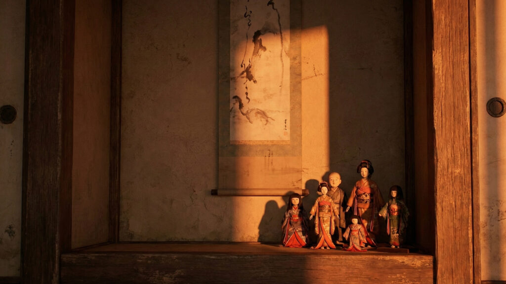 日本人形や掛け軸が飾られた古い日本家屋の和室