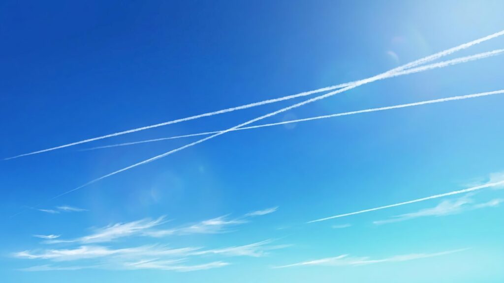 飛行機雲と空